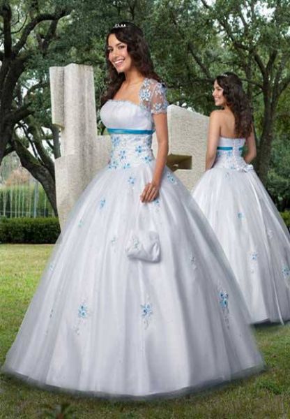 vestido de debutante branco e azul