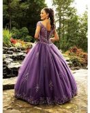 Vestido debutante Roxo trabalhando com rendas e pedras